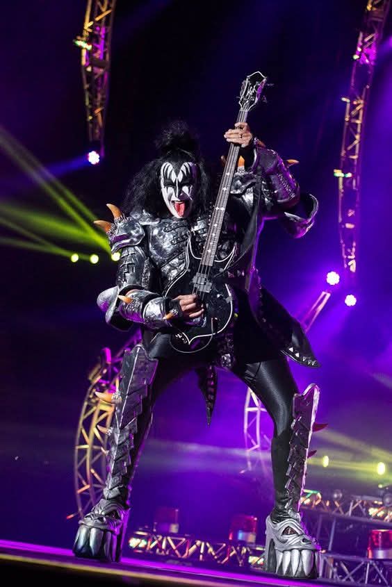 Marianochoni's tweet photo. 76 para el padre de la criatura #GeneSimmons https://t.co/TQJajk5lUj