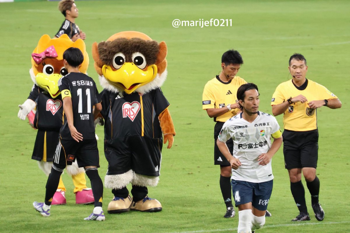 コイントスにベガッ太もいるのを見て、
そうだった∑(ﾟДﾟ)選手達と触れ合う仕事してた💦って〜ジェフの選手と絡んでる姿を見落としたのを悔やんだ瞬間（苦笑）
夏ユニ作って貰えて良かったね♪
2025.8.24
#jefunited 
#ジェフ千葉
#ベガルタ仙台
#ベガッ太