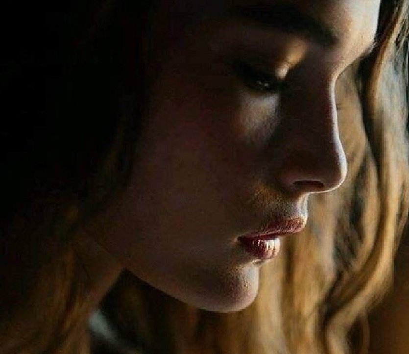 Cuando se agota el corazón...
¿Qué parte de él 
hay que mandarlo 
a descansar?
¿La herida?
¿La mente?
¿Lo que arde 
en la cueva 
de la soledad?
¿El recuerdo maldito,
o el penúltimo latido?

#versoalaire