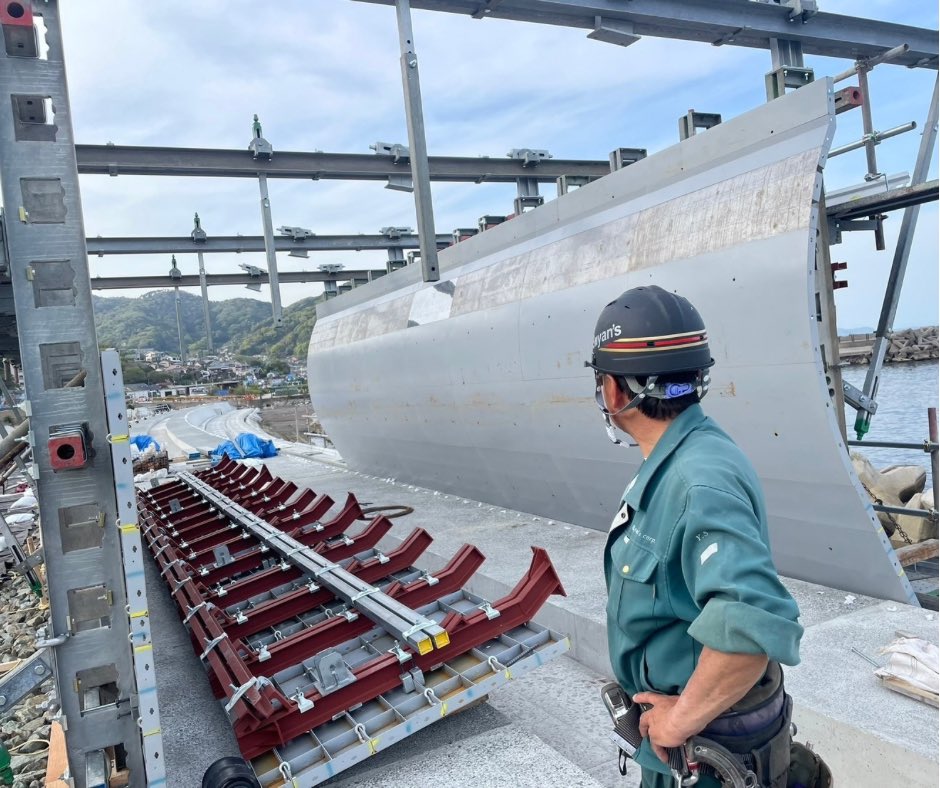 港湾工事の海の中ってどうなっているの？

港湾工事は陸上だけじゃないんです
実は｢海の中｣でも大切な確認作業が進行中です。
沈んだ構造物や海底の状態、安全性のチェックなど、目に見えない場所も丁寧に調査します👀
 #港湾工事 #港湾インフラ #静岡 #yans