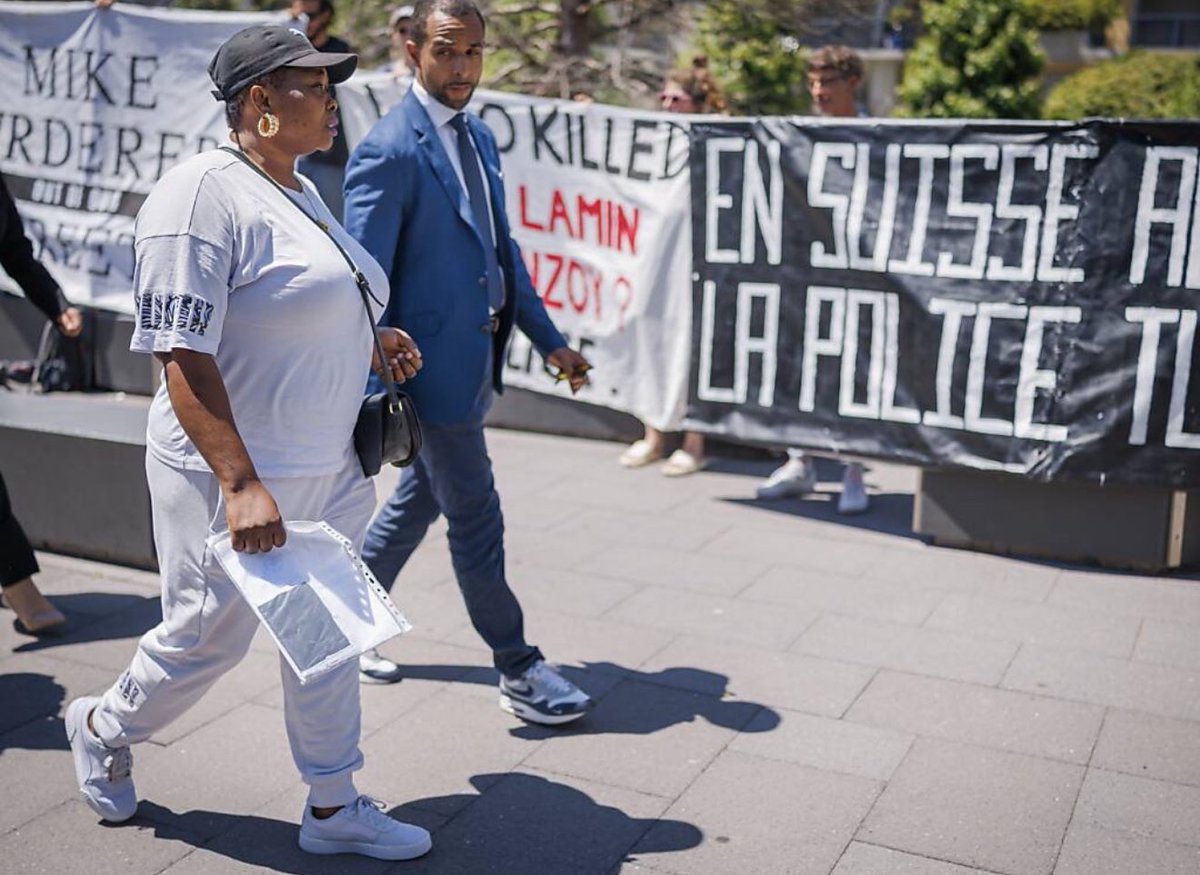 🚨🇨🇭🎙️ ALERTE INFO - À Lausanne (VD), un ex-policier avait été photographié pouce levé devant un graffiti en hommage à Mike Ben Peter, décédé après une interpellation. La Municipalité annonce avoir reçu de nouveaux éléments du Ministère public et s’exprimera aujourd’hui à 13h30