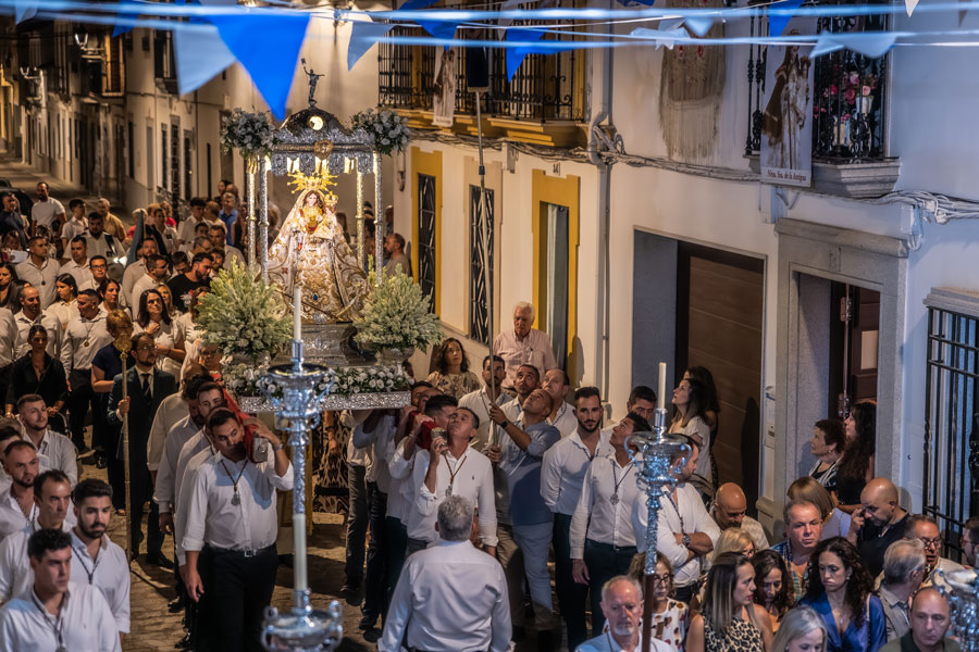 El sábado, 23 de agosto, regresó en procesión la patrona de Hinojosa del Duque a la parroquia San Juan Bautista diocesisdecordoba.es/noticias/culmi…