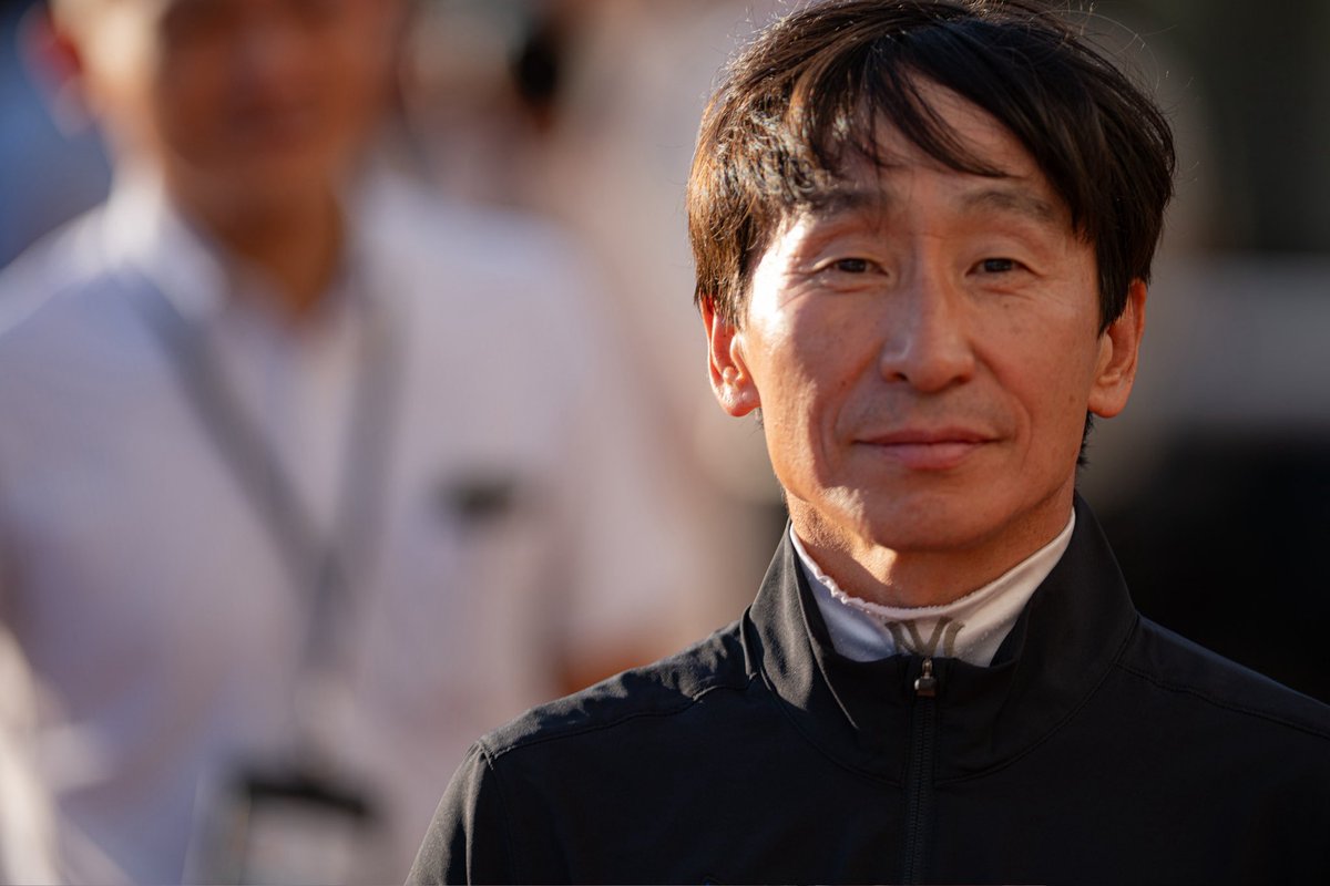 kodino_127's tweet image. 閉会式の後フラッグをファンにプレゼントしにくる典さん置いておきます
(直後に後ろのお客さんたちにめっちゃ押されて潰されるかと思った😅

#横山典弘 #WASJ