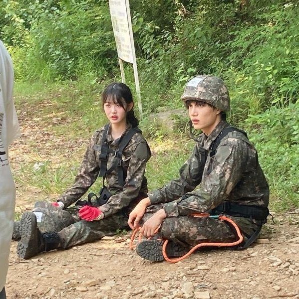 ละนั่งจุ้มปุ้กหน้าตาสิ้นหวังกันอยู่สองคนพี่น้อง ชั้นเอ็นดูว่ะ เอาแค่ตัวเองรอดกันได้ก็เก่งละ แต่ถ้าไม่รอดก็เรียกให้คนอื่นเค้ามาช่วยนะลูก อย่าช่วยกันเองเลย มันจะลำบากกว่าเดิม 😭🤲🏻