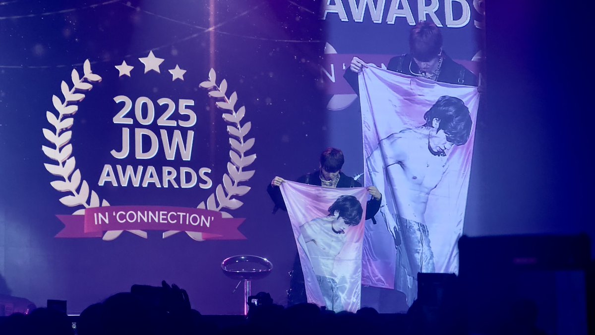 hellokpop's tweet photo. Dongwoo showing off a fan's banner of him topless on stage 🙈👀
Presented by: @Threeanglespro
#JANGDONGWOO #장동우
#CONNECTION
#MACHD #마하디
#MANILA
#DSHOW https://t.co/kEysNQ6IfN