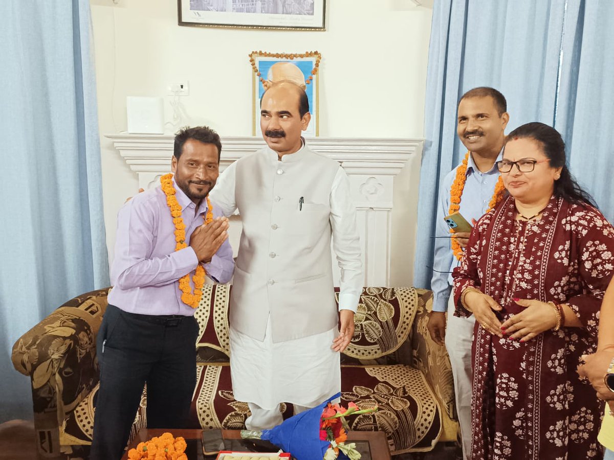 आज अल्मोड़ा में पंचायत चुनाव में विजयी जनप्रतिनिधियों एवं विभिन्न सामाजिक संगठनों के प्रतिनिधियों से भेंट कर सभी को हार्दिक शुभकामनाएं एवं बधाई प्रेषित की।

जनप्रतिनिधि लोकतंत्र की सबसे महत्वपूर्ण कड़ी होते हैं।