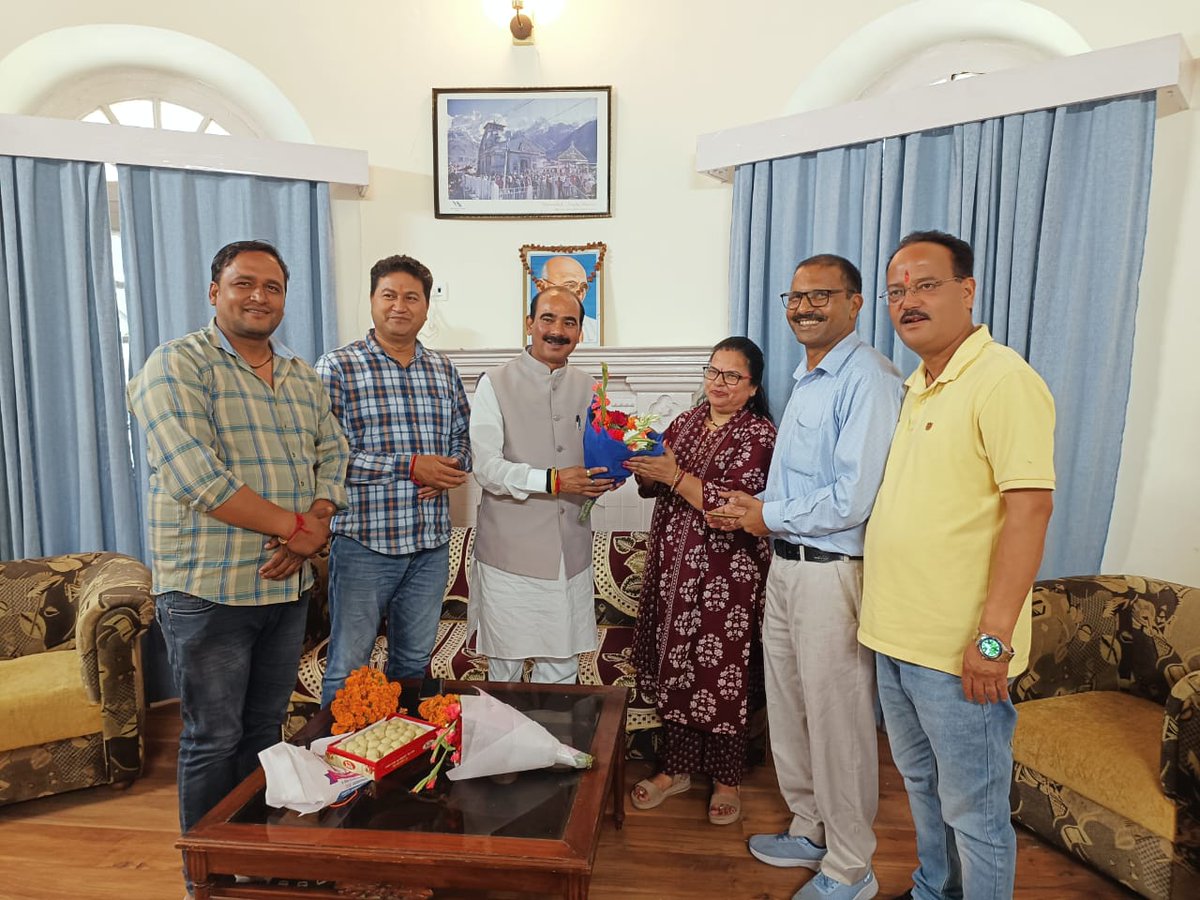 AjayTamtaBJP's tweet photo. आज अल्मोड़ा में पंचायत चुनाव में विजयी जनप्रतिनिधियों एवं विभिन्न सामाजिक संगठनों के प्रतिनिधियों से भेंट कर सभी को हार्दिक शुभकामनाएं एवं बधाई प्रेषित की।

जनप्रतिनिधि लोकतंत्र की सबसे महत्वपूर्ण कड़ी होते हैं। https://t.co/dPMlEpgz7M