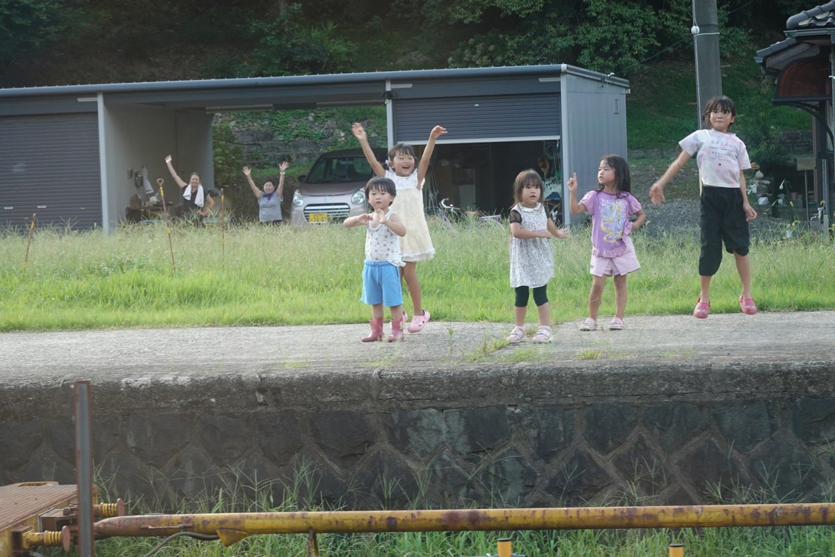 昨日から故あって山口にしばらく滞在。
息子の子どもとSL山口で津和野まで。車窓からのながめがいい。津和野近くの稲田はもう秋の色が広がっている。あちこちで、蒸気機関車に手を振る人たち。子どもたちは畦道を掛けてSLを見送る。
