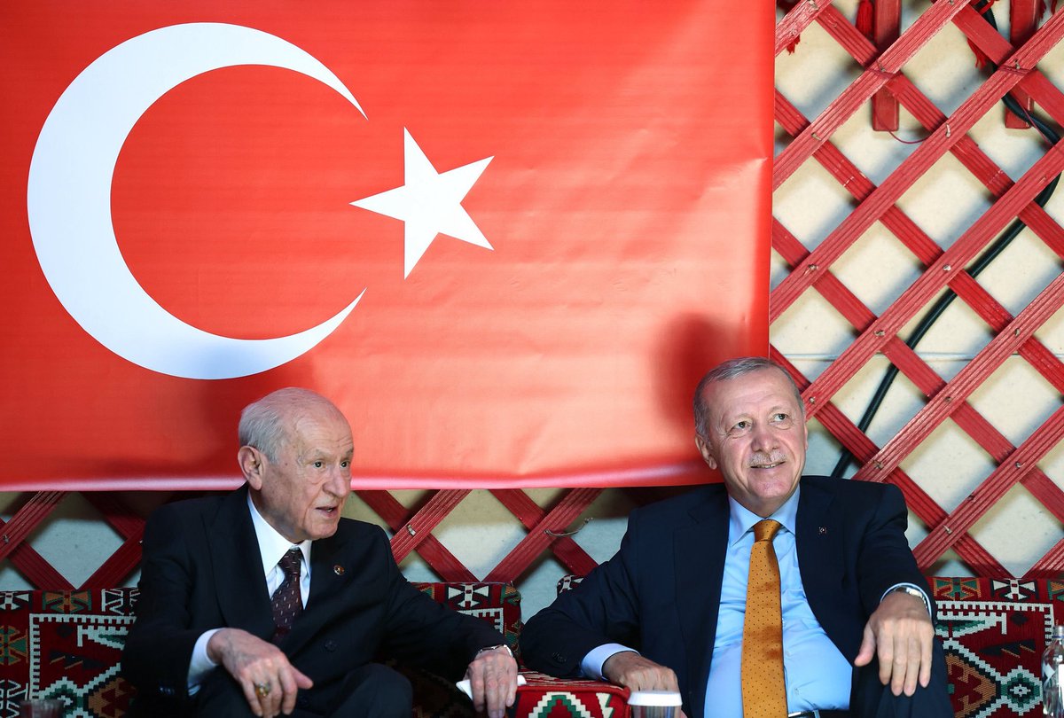 MhpAnkara06's tweet photo. Genel Başkanımız Sayın Devlet BAHÇELİ, Cumhurbaşkanımız Sayın Recep Tayyip ERDOĞAN ile Ahlat’ta han çadırında sohbet etti. https://t.co/e8qQkUuMrV