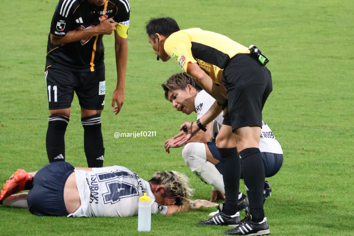 椿選手が接触で倒れバタバタ痛がる(TT)
1番ハラハラする心配な場面凹
仙台サポが「早く出せよ！」って騒ぐ。イライラ💢との戦いだった（苦笑）
試合後は普通に歩いて挨拶来ていたし〜大丈夫である事を願いますm(_ _)m
2025.8.24
#jefunited 
#ジェフ千葉
#椿直起