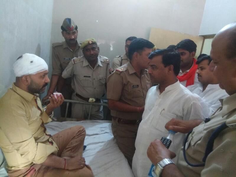 (1/n) ये था 2017 का उत्तर प्रदेश..

इटावा के पास मुझ पर हमला हुआ, गोली
चली, चाकू से वार हुआ और सिर पर 7 टाँके आए थे 

बात अप्रैल 2017 की है, योगी सरकार बने एक महीना भी नहीं हुआ था। सत्ता पर अभी भी अखिलेश जी का प्रभाव था । पुराने DGP जावेद अहमद ही काबिज थे। उत्तर प्रदेश में माफिया