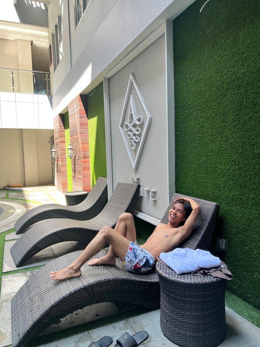Superburik's tweet photo. ngga bisa berenang tapi nyari hotel selalu yang ada kolam renang nya 😭😭😭 #malang #maen #jalan https://t.co/CNf7YFq2DE
