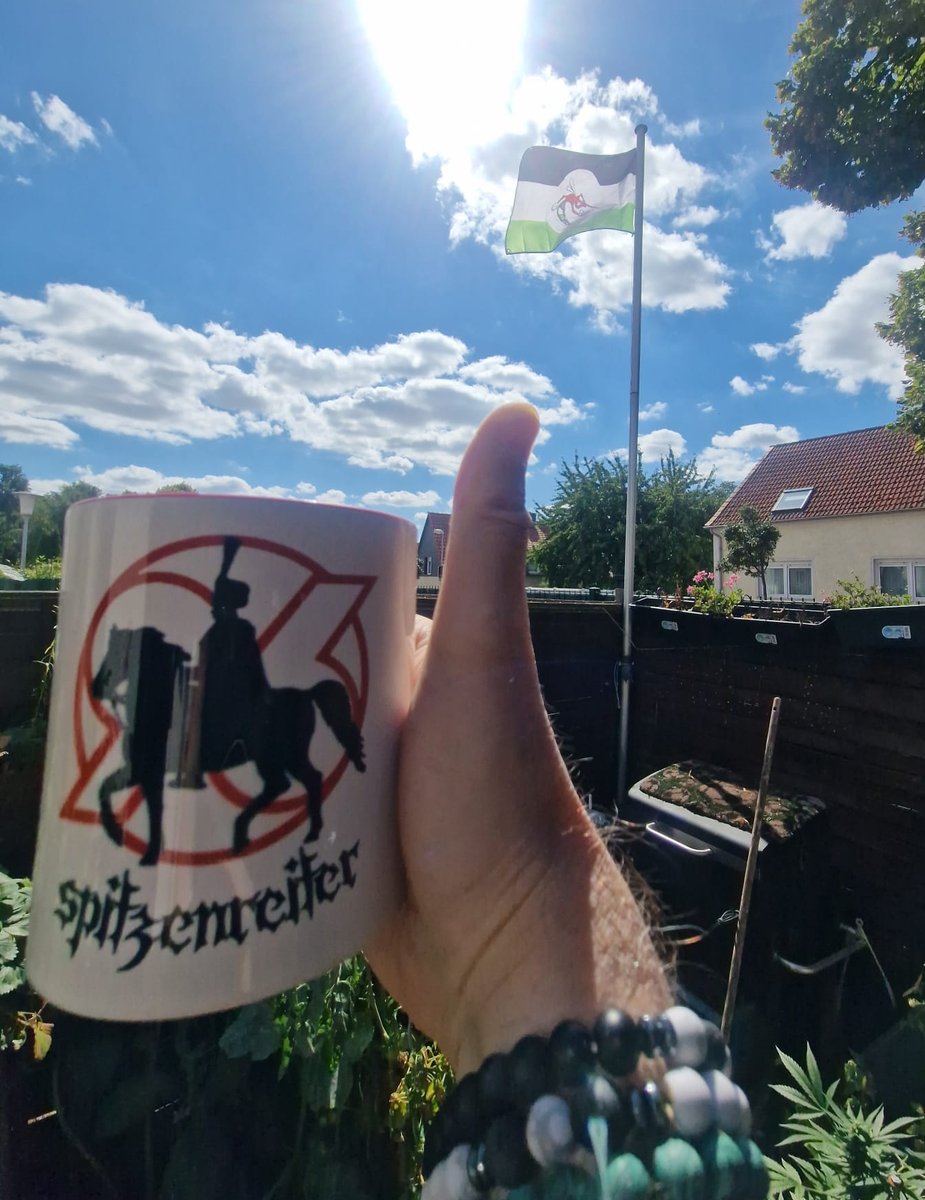 Wow, auch am Montag nach dem Spieltag schmeckt der Kaffee noch ganz besonders gut! #H96 #Spitzenreiter