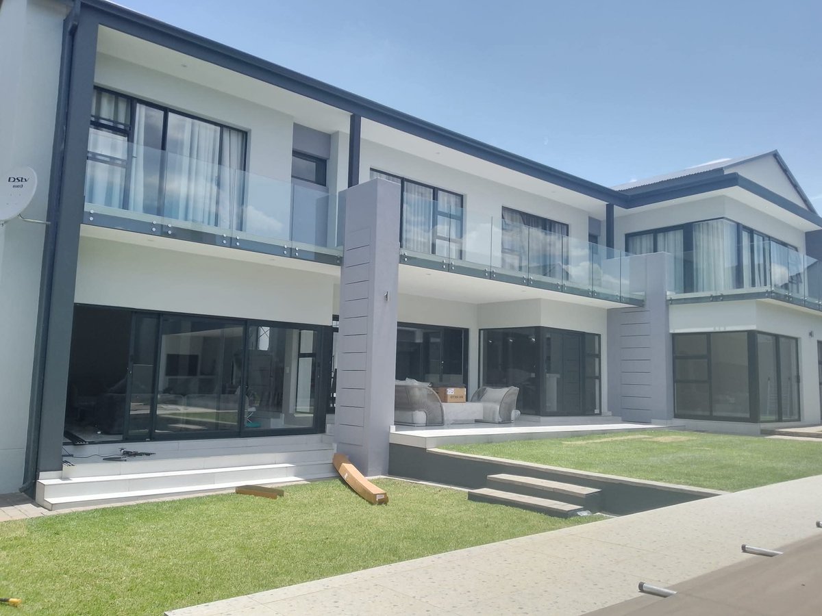 Wbmadeitproject's tweet photo. ✨ Skies are clear  — the perfect time to refresh your home! ✨
✅ Renew your walls with a fresh coat of paint
✅ Waterproof your roof for lasting protection
📞 0681887995
📧 warren@wbmadeit.co.za
🌐 https://t.co/fqYIV5YD9B
#ShakaiLembeS2 #painting #Waterproof @djsbu https://t.co/LTUKhFOAZI