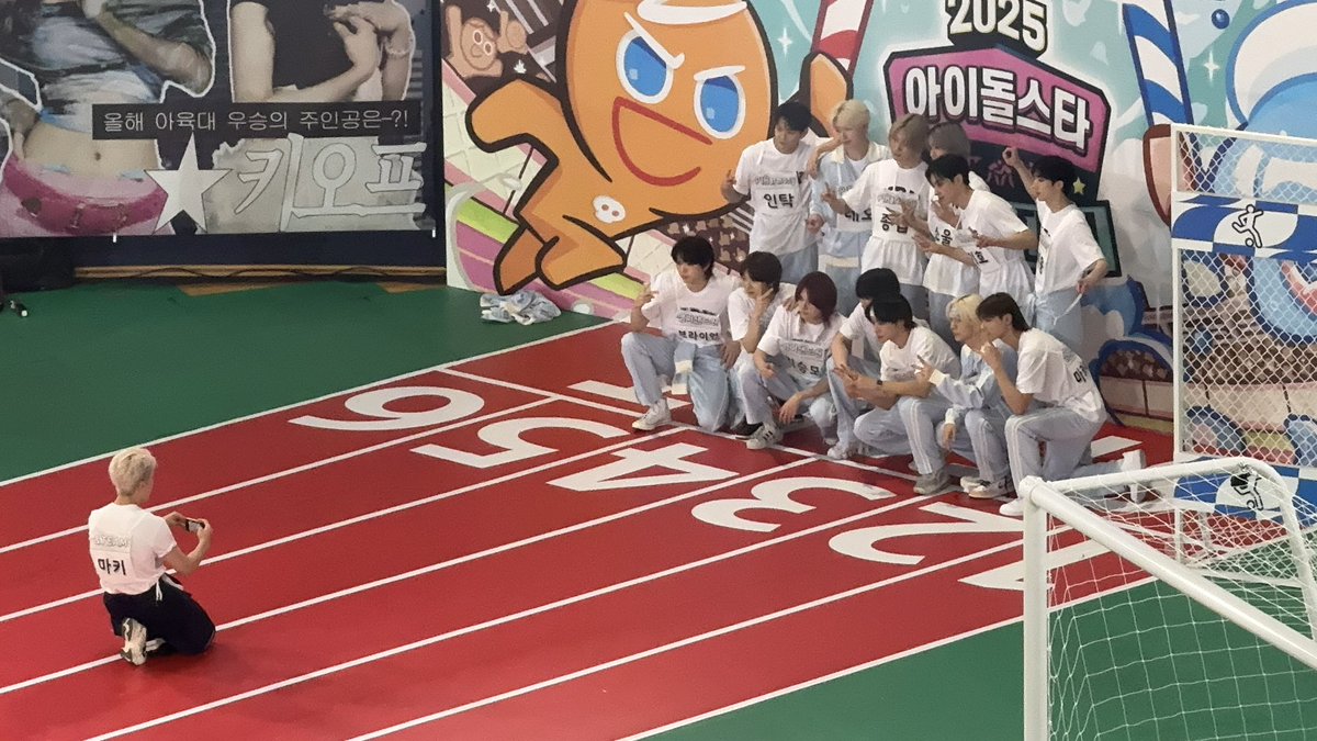 S2seobS2's tweet photo. 마키님이 찍어주는 FNC 단체사진.... https://t.co/wItOw1AI3r