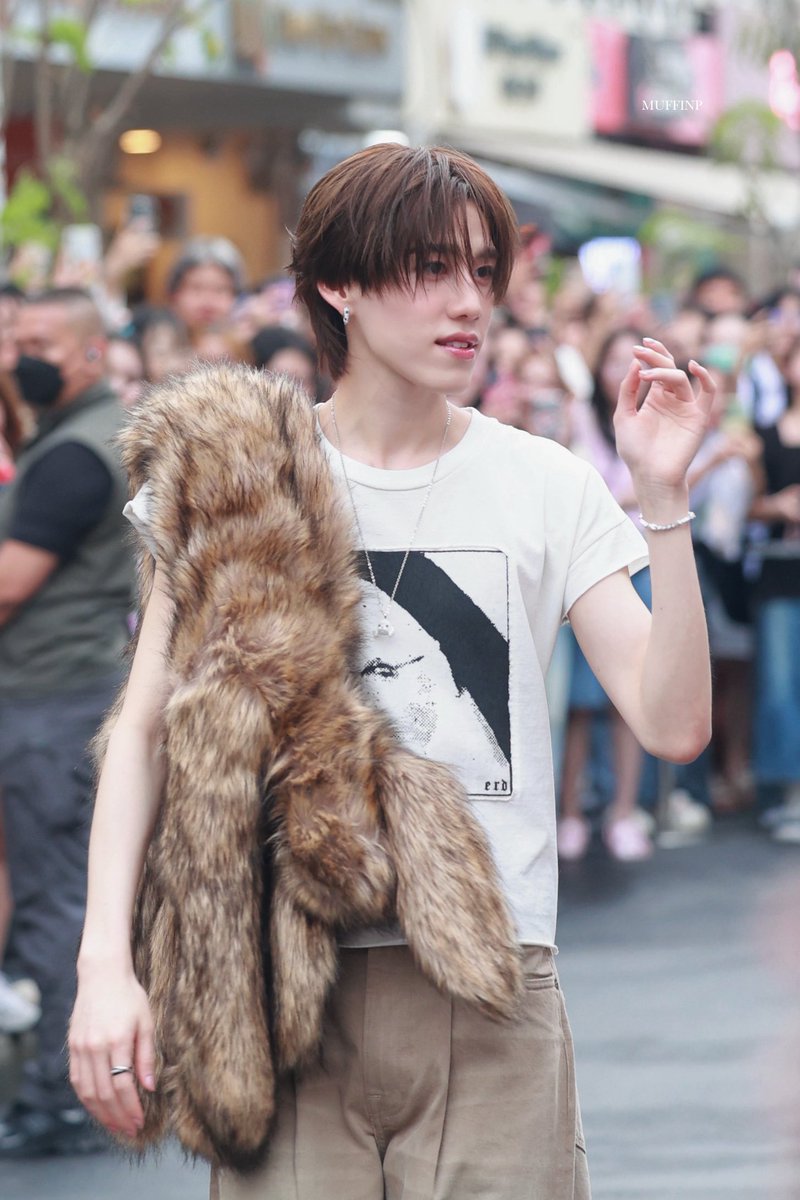 น้องพีพีออกมาบะบายแฟนคลับก่อนกลับด้วย ขอบคุณความน่ารักแสนดีของหนูวันนี้มากๆเลยคับ🤍 

#SCULPTUREMUSEUMxPPKrit #PPKritt