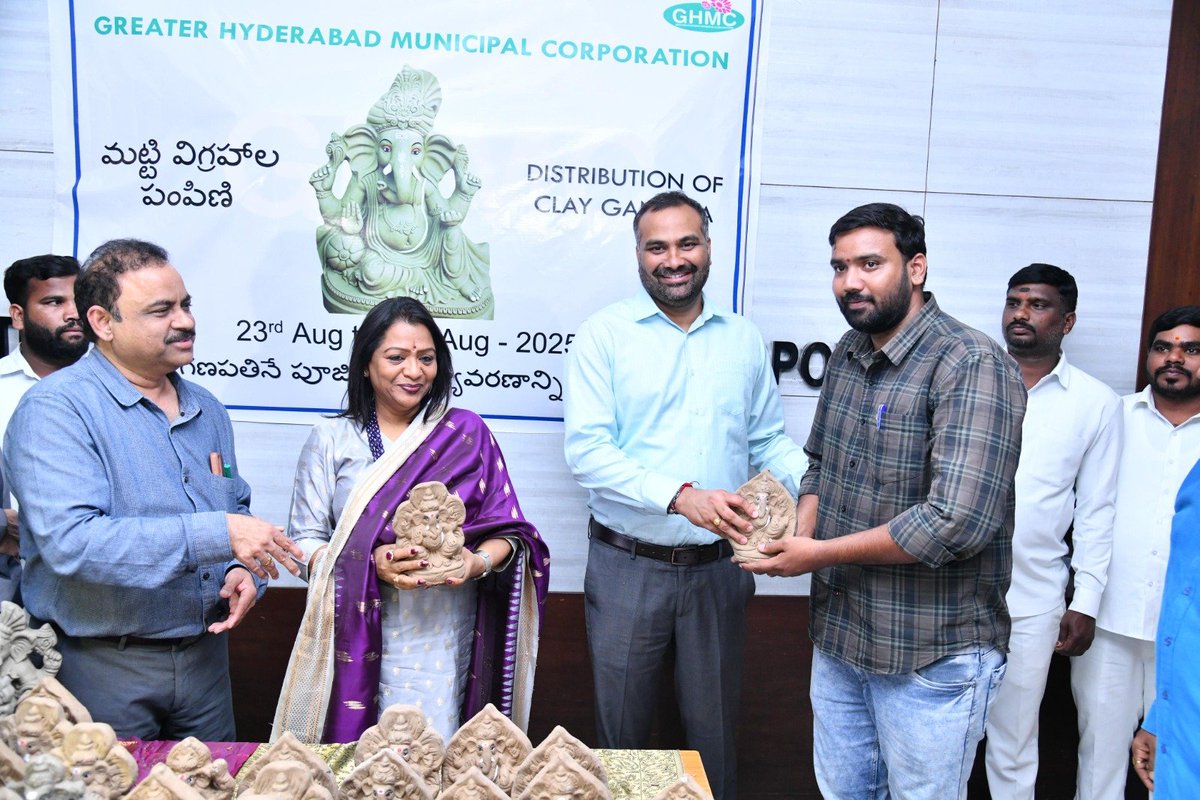 AIR News Hyderabad (@airnews_hyd) on Twitter photo గ్రేటర్ హైదరాబాద్ లో ఈరోజు, రేపు ఉచితంగా మట్టి గణపతి విగ్రహాలను పంపిణీ చేస్తున్నట్లు #GHMC ఒక ప్రకటనలో తెలియచేసింది. గ్రేటర్ లోని 150 డివిజన్ల పరిధిలో విగ్రహాల పంపిణీ కొనసాగుతుందని పేర్కొంది.
<a href="/GHMCOnline/">GHMC</a> <a href="/CommissionrGHMC/">Commissioner GHMC</a> <a href="/gadwalvijayainc/">Vijayalaxmi Gadwal, GHMC MAYOR</a> గ్రేటర్ హైదరాబాద్ లో ఈరోజు, రేపు ఉచితంగా మట్టి గణపతి విగ్రహాలను పంపిణీ చేస్తున్నట్లు #GHMC ఒక ప్రకటనలో తెలియచేసింది. గ్రేటర్ లోని 150 డివిజన్ల పరిధిలో విగ్రహాల పంపిణీ కొనసాగుతుందని పేర్కొంది.
<a href="/GHMCOnline/">GHMC</a> <a href="/CommissionrGHMC/">Commissioner GHMC</a> <a href="/gadwalvijayainc/">Vijayalaxmi Gadwal, GHMC MAYOR</a>