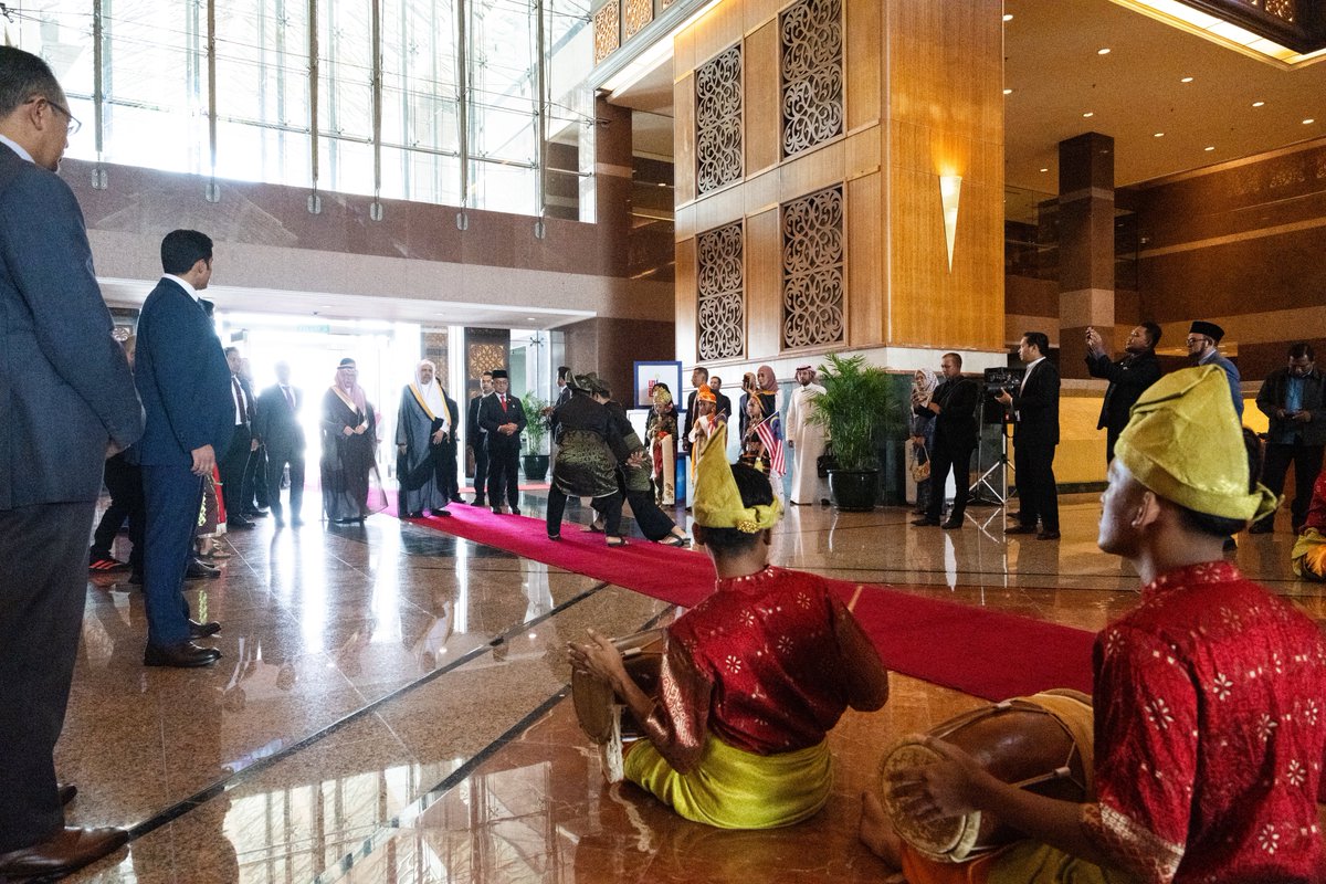 يرأسُ بالشراكة مع الحكومة الماليزيّة؛ القمةَ الدوليةَ للقيادات الدينية، والاجتماعَ الثالثَ لمجلس علماء آسيان.
كما يدشِّنُ برعاية رئيس الوزراء ملتقى المجمع الفقهي الإسلامي، والملتقى العالميّ للتصديق على الإجازات القرآنية في العاصمة الماليزيّة "كوالالمبور":

معالي الأمين العام،