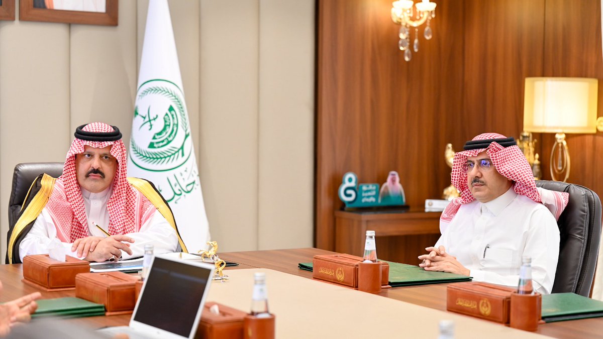 emara_hail's tweet image. سمو #أمير_منطقة_حائل يوافق على إطلاق مبادرة  &quot;هاكاثون حائل الدولي للابتكار&quot; الذي يهدف إلى تعزيز ثقافة الابتكار، ويمكّن المجتمع والرواد من توليد حلول إبداعية تدعم برامج التنمية جاء ذلك خلال استقباله سعادة وكيل الإمارة وفريق العمل ويطّلع سموه على الملخص التنفيذي للمبادرة ومساراتها.