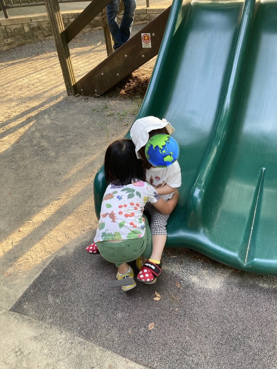 aworksnet's tweet image. タイトル「滑り台の抱擁」