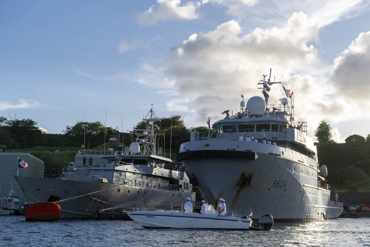 FAA_Officiel's tweet image. [#ceremonie #COMSUP] Le 30/07, à l’occasion du départ du VA Lambropoulos, COMSUP FAA, une cérémonie était organisée à la base navale de Fort-de-France.
➡️ Dans le cadre somptueux du Fort Saint-Louis, les délégations  FAA ont rendu de derniers honneurs à l’amiral quittant 🫡
