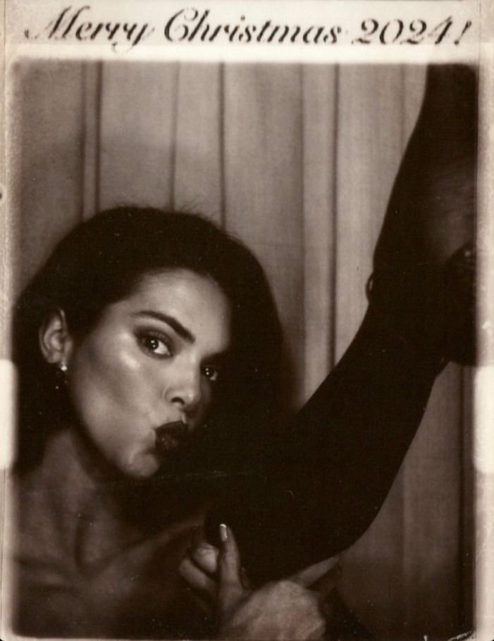 kendall jenner winning the photobooth game