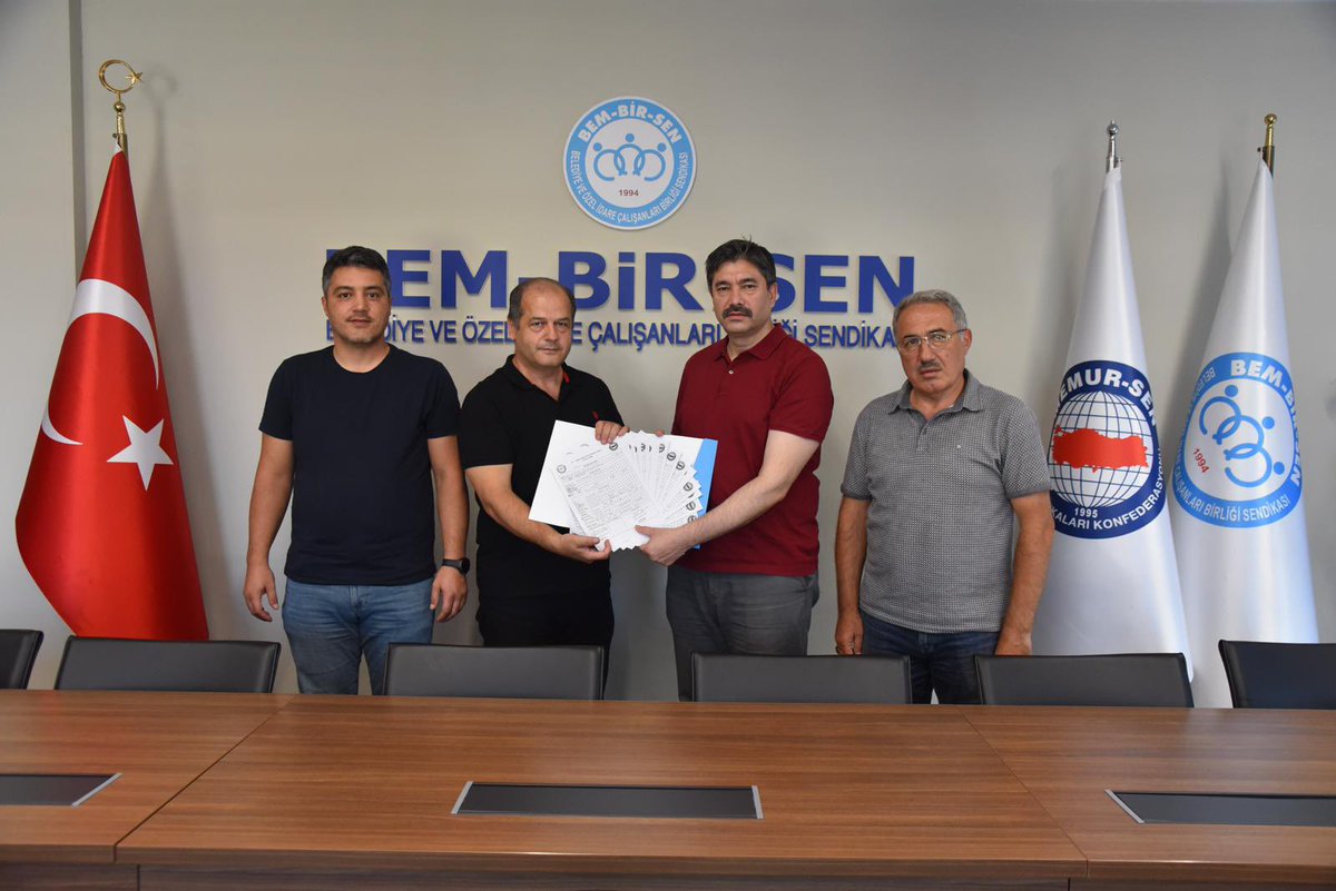 Genel Başkanımız 
Levent Uslu’ya

Bem-Bir-Sen ailemize katılan yeni üyelerimizin formları, Kocaeli Şube Başkanımız Mehmet Gökkaya  tarafından takdim edildi.

Hak, emek ve dayanışma mücadelemizde birlikte yürüyeceğimiz yeni yol arkadaşlarımıza,
Büyük Bem-Bir-Sen Ailemize hoş