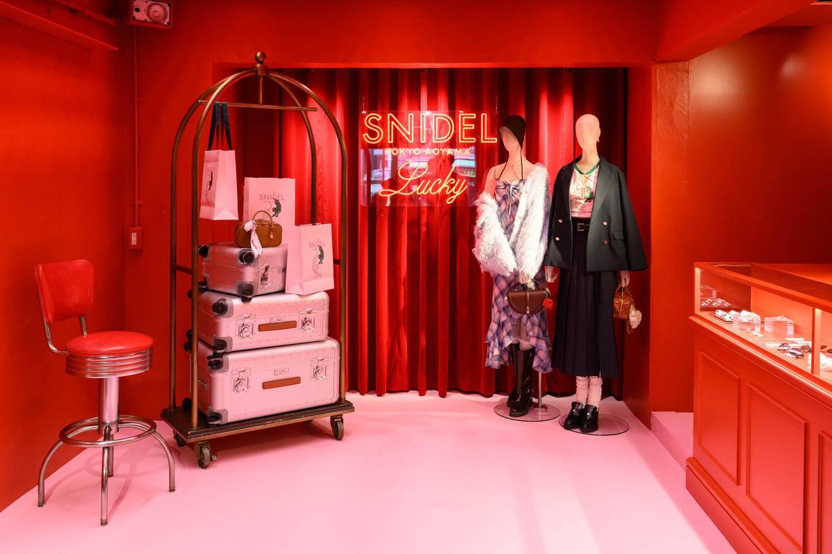 【新着】「スナイデル」がブランド20周年を記念して、期間限定店舗を青山にオープン。ブランド初となるカフェを併設するほか、虎モチーフの限定アイテムを発売する。ホームウェアやビューティアイテムも取り扱う。 fashionsnap.com/article/2025-0…