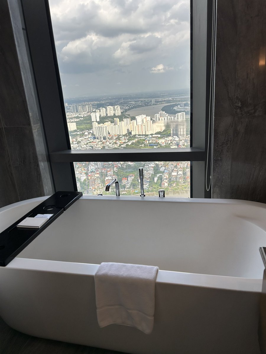 hidepapa08's tweet photo. お盆休み🇻🇳ホーチミン
初ベトナムでした🙋‍♂️
ヴィンパールランドマーク81に5連泊。
使いきれないNUA5枚使用で、
81階建てで63階のスイートでした！
71階のクラブラウンジは空港の離発着まで見える最高の見晴らしに美味しいカクテル

#ヴィンパールランドマーク81 https://t.co/sC8lqj5NEk
