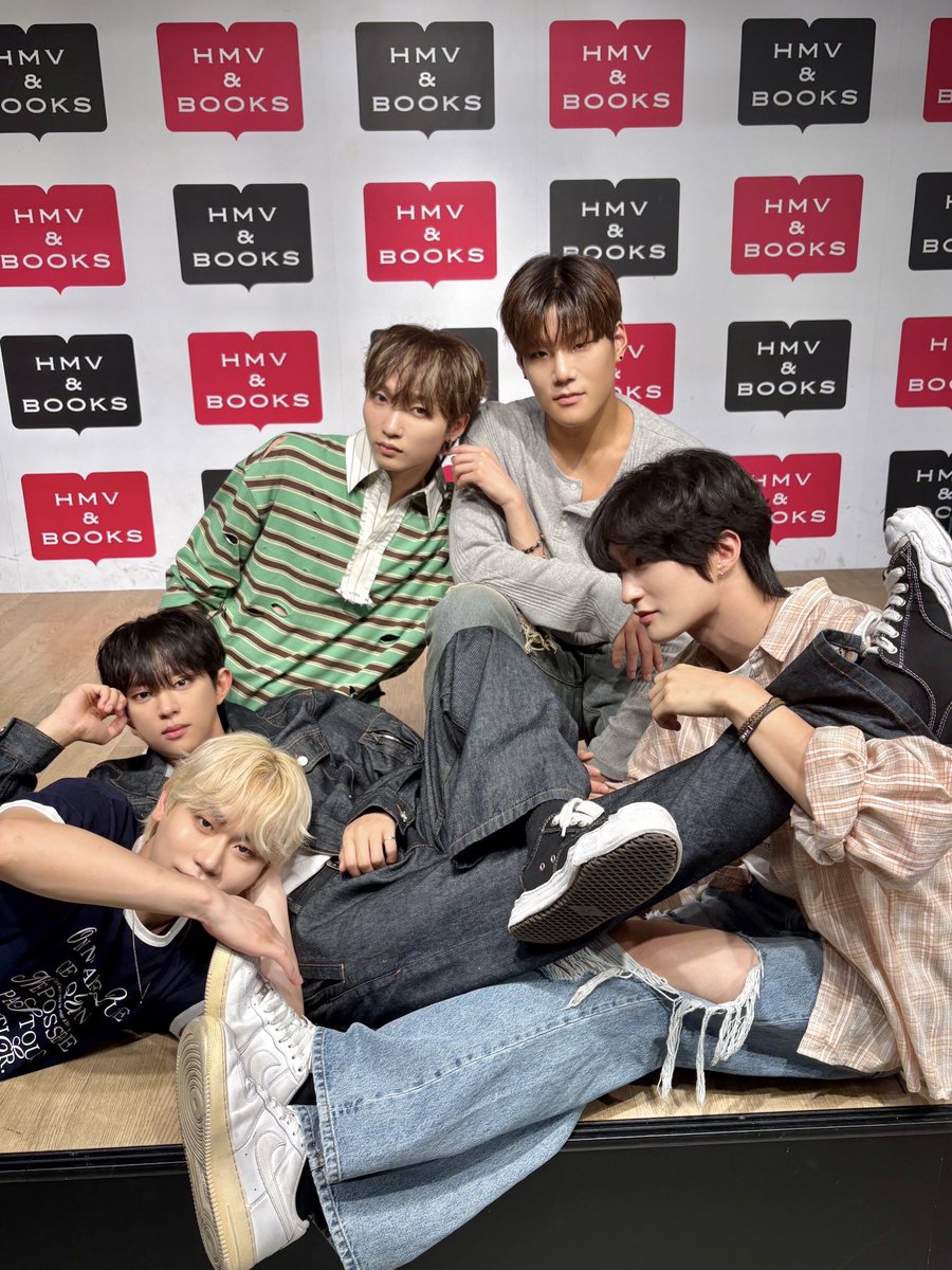 ダクビ　ハイタッチ　DKB Flirting X - DKB ダークビー 다크비 [Music Bank] | KBS WORLD