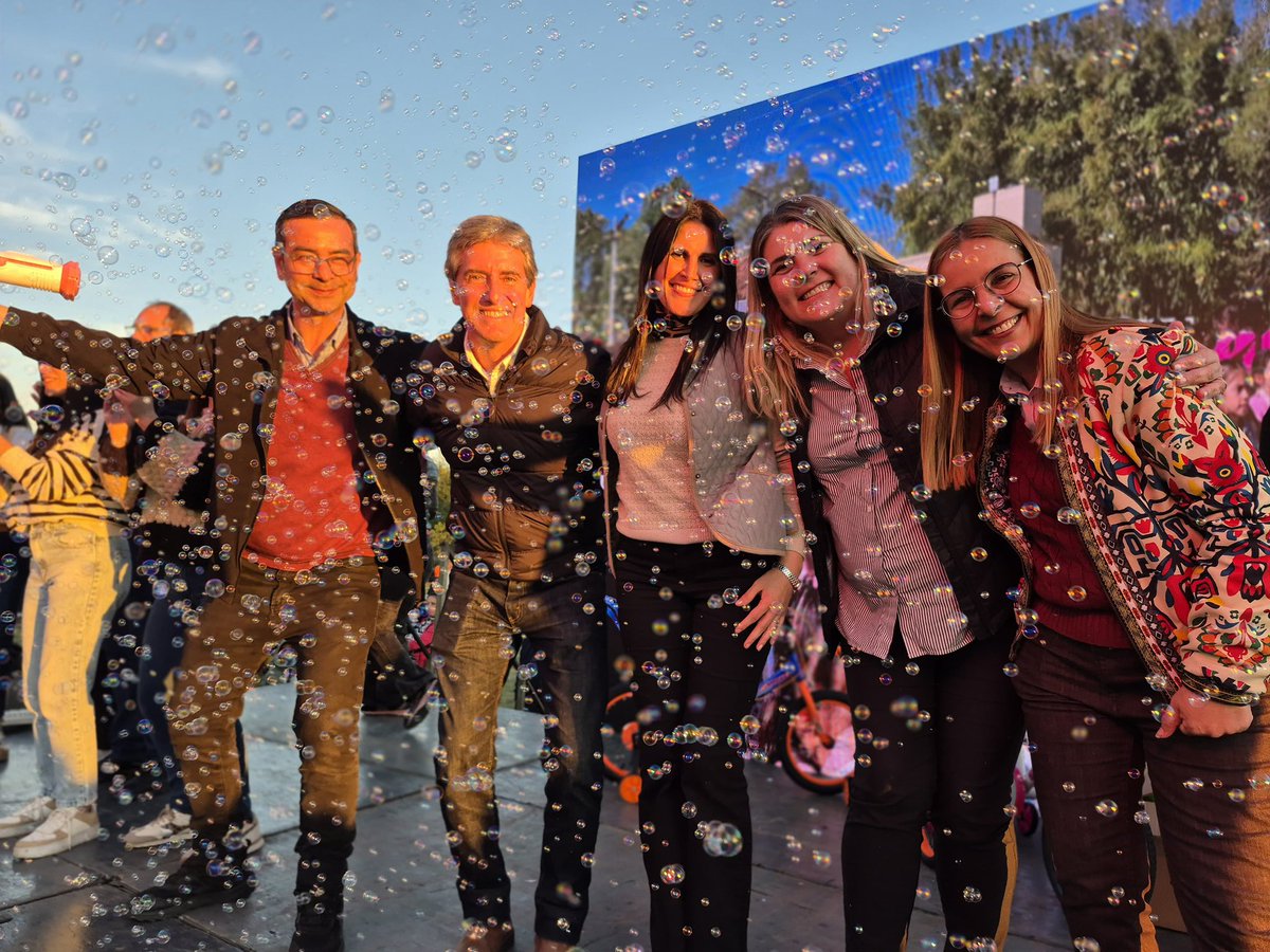 EduardoHardoy's tweet photo. Junto a Tania Duete, próxima intendente de #Riachuelo, cerrando la campaña con alegría y esperanza.

Ella, junto al gran equipo de @vamosctesok, seguirá transformando la ciudad tal como lo hicieron @IngridJetter y Martín.

¡Hay futuro! 🚀 https://t.co/5DPiPth2Z1