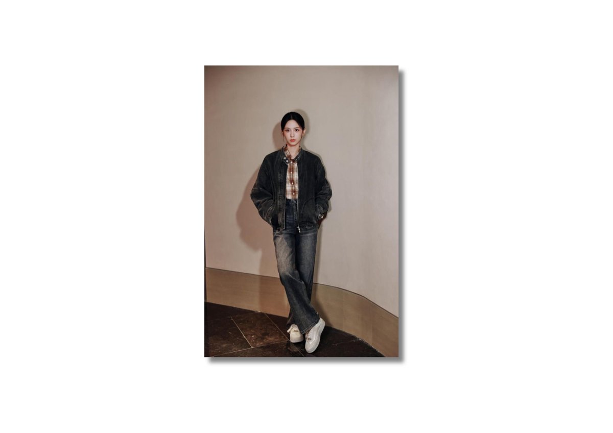 Adam itu tampak melirik pada jam yang melingkar pada pergelangan tangannya. “Oh, sudah waktunya. Halo! Selamat malam semuanya!” sapanya dengan senyum tipis. “Saya Edwin Christian Hill dan di sebelah saya ada Janelle Pietro akan memandu kalian terkait duel hari ini!”