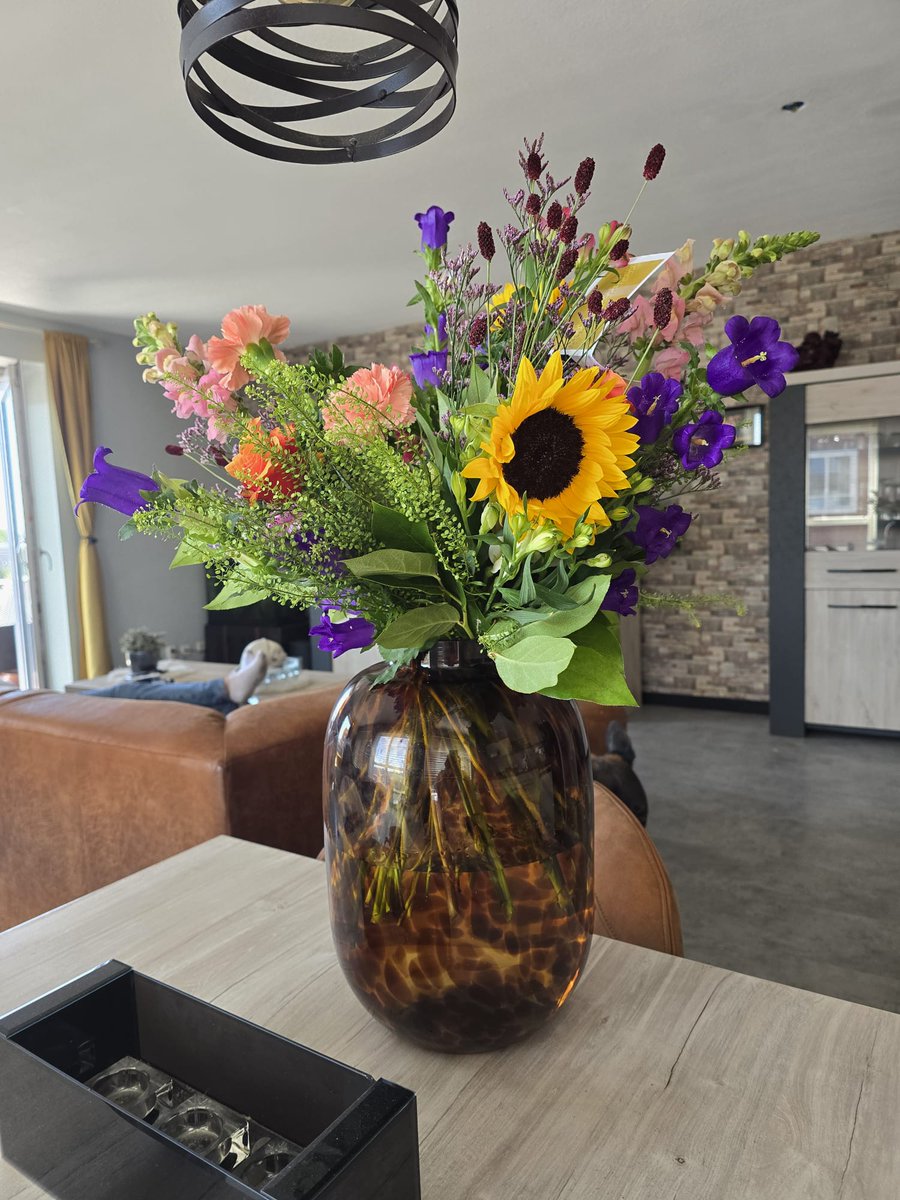 Nou kijk nou eens, wat ontzettend lief, afzender onbekend. Maar bij deze onwijs bedankt ❤️ 
ik ben er heel erg blij mee 😍😍 Dat doet me goed 😊
Wie het ook zijn, heel veel xxxx terug van mij 😘
#HouVast #HartOnderDeRiem #Bloemen