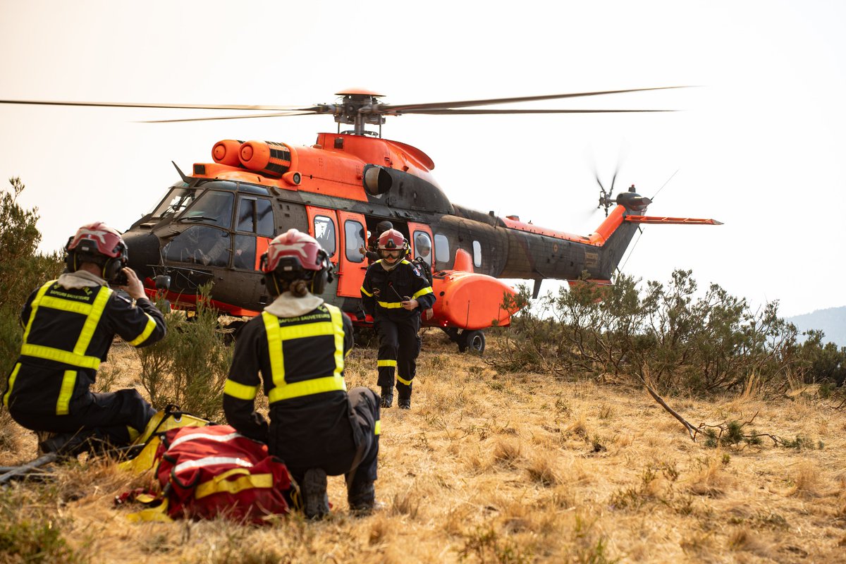 EjercitoTierra's tweet image. Continúan los trabajos de nuestros militares contra los los incendios forestales #IIFF.
➡️ Los #helicópteros del Batallón de Emergencias de las #FAMET bajo dirección operativa de la @UMEgob  trasladan al personal del 7e Régiment d’Instruction et d’Intervention de Sécurité Civile…