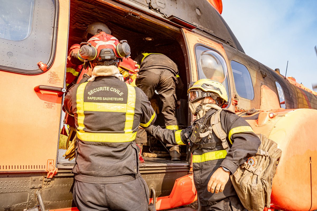 EjercitoTierra's tweet image. Continúan los trabajos de nuestros militares contra los los incendios forestales #IIFF.
➡️ Los #helicópteros del Batallón de Emergencias de las #FAMET bajo dirección operativa de la @UMEgob  trasladan al personal del 7e Régiment d’Instruction et d’Intervention de Sécurité Civile…