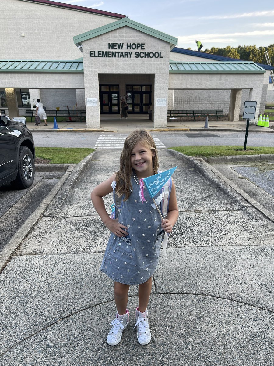 CraigDodson14's tweet image. First Day of 2nd Grade! 🥹🍎📚#CamrynReese #SecondGrader @NHVoyagers