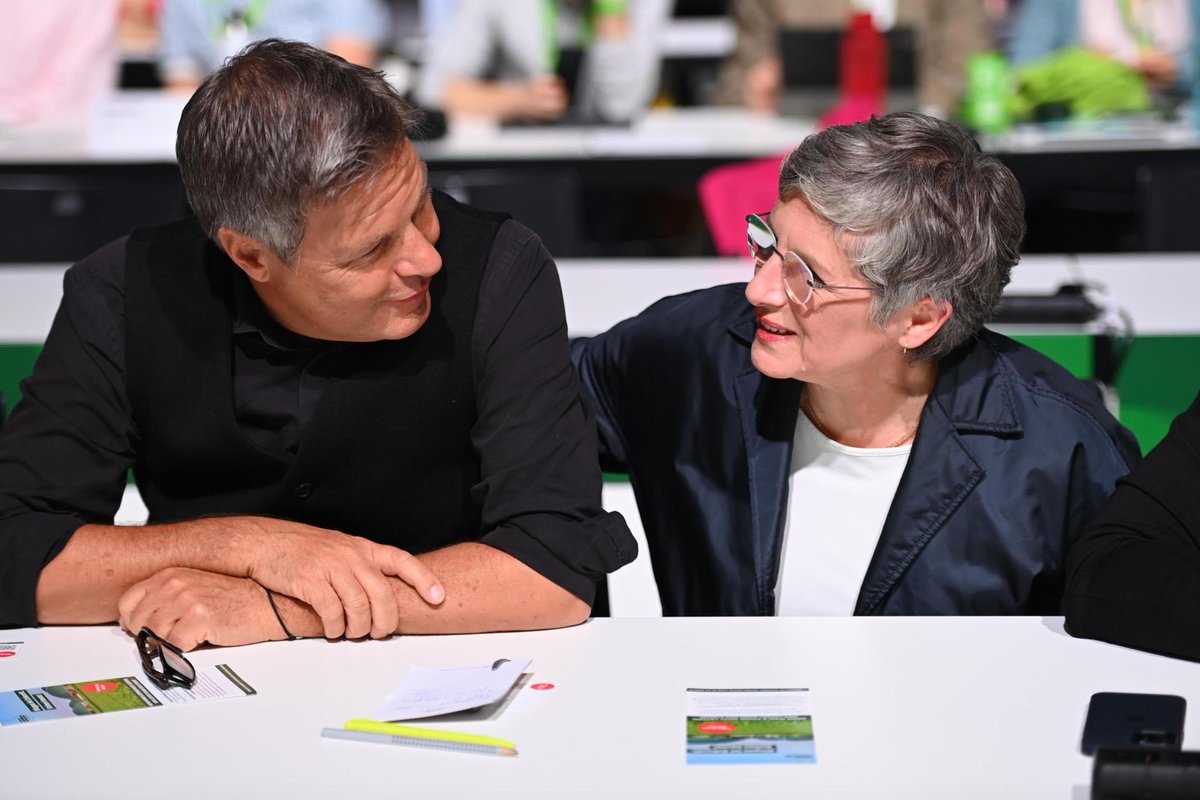 Du hast Bündnis90/DieGrünen entscheidend geprägt mit Haltung, authentisch und nahbar. Mit ein bisschen Wehmut, Freude und Stolz blicke ich auf unsere gemeinsame Zeit. 
Jetzt geht diese Zeit zu Ende, weil es für dich Zeit für Neues ist. 
Danke für alles, lieber Robert #Habeck