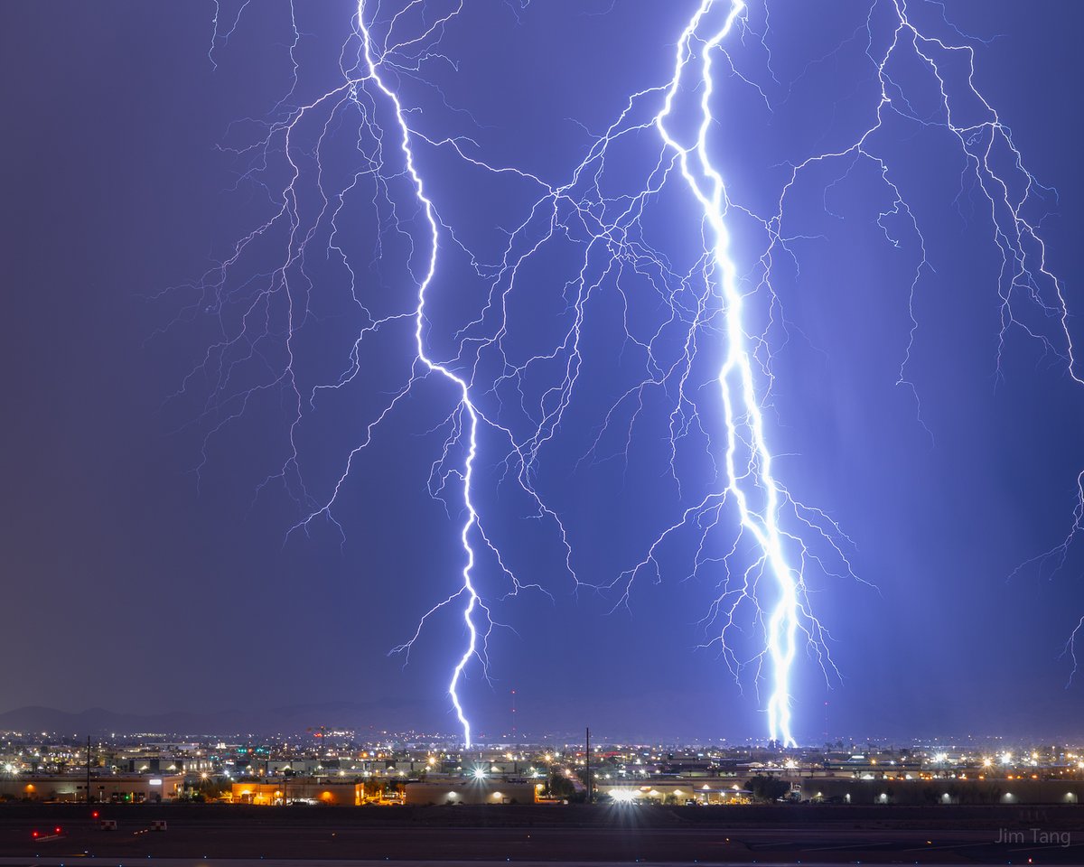 wxmann's tweet image. Couldn't wait to edit this. One of the most branched bolts I've ever captured, looking over Phoenix this morning 8/25 #azwx