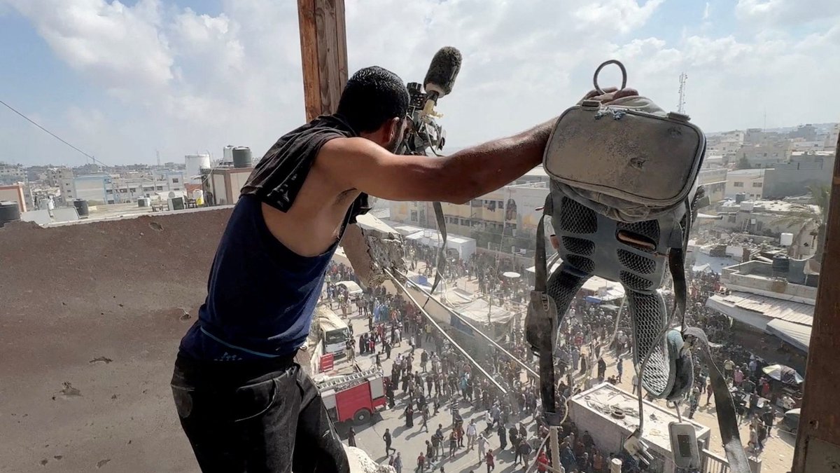 Israel kills Middle East Eye journalists in double-tap strike on Gaza's Nasser Hospital pulse.ly/py5hhh48hu