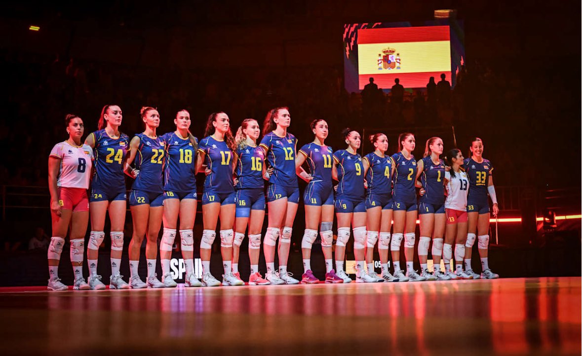🏐Día histórico para el voleibol femenino español <a href="/RFEVB/">Real Federación Española de Voleibol</a> 

❌️España🇪🇦2-3🇨🇦Canadá 

Pese a la derrota, han ganado los dos primeros sets de su historia en un Mundial y sumar un punto

El miércoles frente a Bulgaria 🇧🇬 tienen un duelo clave para seguir soñando 

#voleibol