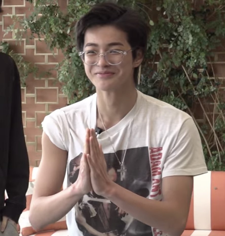 he’s daaaamn cuteeeee in specs #KEONHO