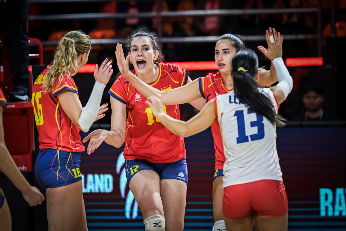 💪 #España suma su primer punto en el #Mundial de Tailandia tras un emocionante 2-3 frente a Canadá. 

Nuestra selección peleó cada set y llevó el partido hasta el tie-break. 

Próxima cita: 🆚 Bulgaria, miércoles 14:30 🇪🇸🔥 

ℹ️ rfevb.com/n/espana-logra…