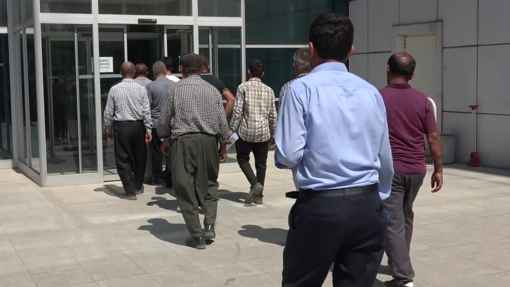 Adıyaman’ın Yaylakonak(Balyan) beldesinde yıllardır CHP’ye destek veren vatandaşlar, usulsüz işçi alımı iddiasıyla belediye başkanını şikâyet etti. Halk, “Kapalı kapılar ardında adrese teslim alım” diyerek isyan etti.  <a href="/eczozgurozel/">Özgür Özel</a> <a href="/herkesicinCHP/">CHP 🇹🇷</a> 
sehirdebuhafta.com/haber/17680/ch…