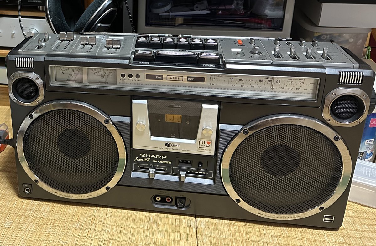 kattyun_2_23's tweet photo. 今日帰ってきたら、親父が好きな演歌のカセットをテープスピードがグダグダなラジカセで聴いてて不憫だったので、自力で治したこいつを貸してあげた♪
これならバッチリだ👍
#SHARP https://t.co/rXAiyhZNCd