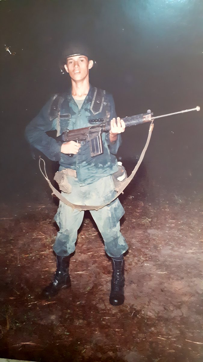 FSGorgonha's tweet photo. Em 1992 contra a minha vontade fiquei onze meses na bosta do @exercitooficial. Onze meses da minha vida jogados fora, não acrescentou em absolutamente nada. Que vergonha que eu sentia em ter que vestir aquela farda escrota! 🤮 #diadosoldado https://t.co/x1JXE2pQn5