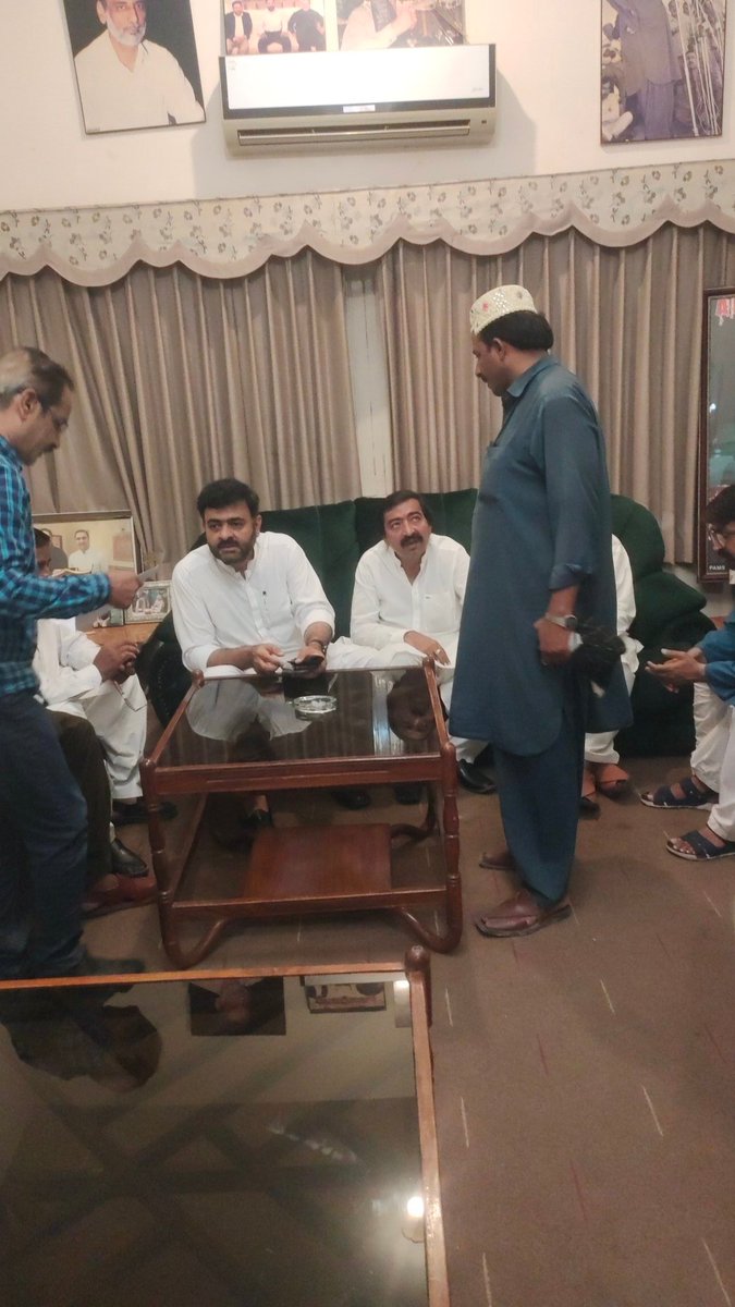 SyedAllahDinoS3's tweet photo. Today President Pakistan People's Party District Hyderabad MNA @TariqSJamotPPP Sb Ppp Rehnuma Hyderabad Syed Hassan Ali Shah Sb Listen Problems People of Hyderabad at Jamote House .
@BBhuttoZardari
@BBhuttoZardari
@Bhuttoiest
@MediaCellPPP
@mediapppdigital
#PPPSindhMeetup https://t.co/fkQXcFyMxO