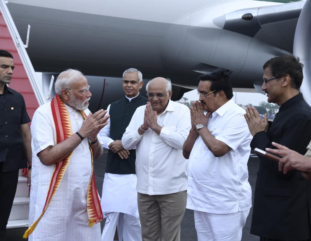 માનનીય વડાપ્રધાન શ્રી નરેન્દ્રભાઈ મોદી ‘વિકસિત ભારત @ 2047'ને સાકાર કરવાની દિશામાં ગુજરાતને ‘રોલ મોડેલ સ્ટેટ’ બનાવતા અનેકવિધ પ્રકલ્પોની ભેટ આપવા રાજ્યની બે દિવસની મુલાકાતે પધાર્યા ત્યારે અમદાવાદ એરપોર્ટ ખાતે માનનીય રાજ્યપાલ શ્રી આચાર્ય દેવવ્રત,મુખ્યમંત્રી શ્રી ભૂપેન્દ્રભાઈ પટેલ