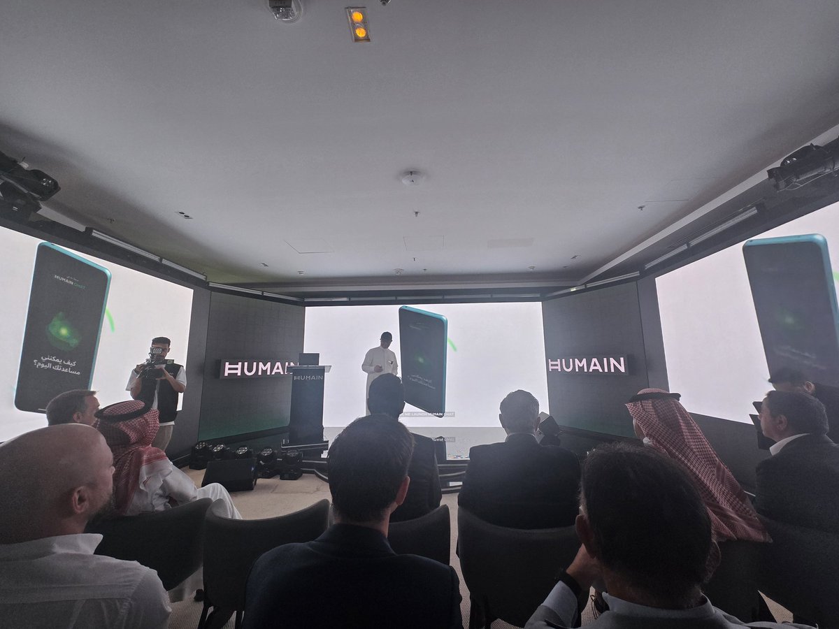 تطبيق HUMAIN Chat هو تطبيق مخصص لخدمة كل المستخدمين باللغة العربية بدعم نموذج "علّام 34B" .. واللي هو نموذج لغوي عربي رائد يتبع لشركة هيوماين

وعشان نعرف قدرات هالنموذج بعطيكم شوية معلومات عن البيانات اللي تم تدريبه عليها

النموذج تم تدريبه على بيانات ضخمة بحجم 8 بيتابايت (1