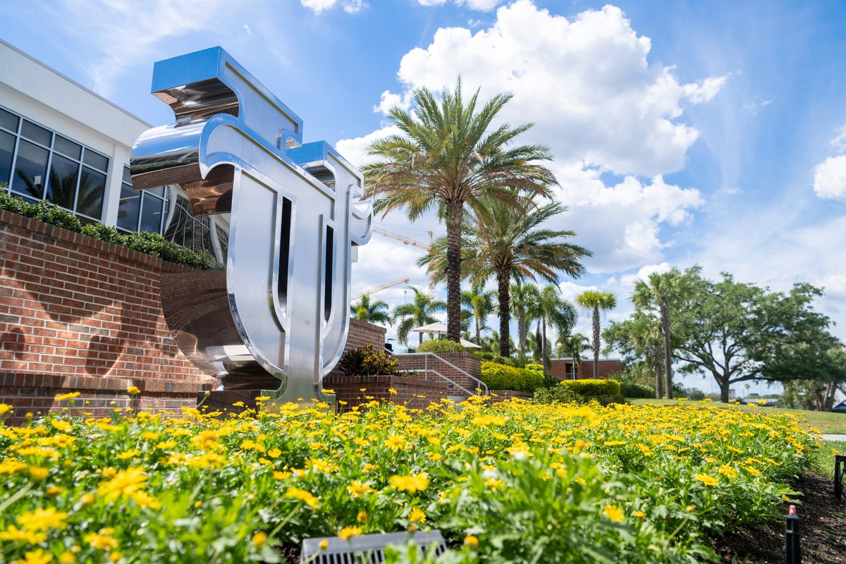 JaneCastor's tweet image. Happy first day of classes, @USouthFlorida &amp;amp; @UofTampa! 📚⚗️🏈📝  I hope you have an awesome, safe year of learning and growth (and hopefully some time for exploring our beautiful city too!).

#GoBulls! #GoSpartans!