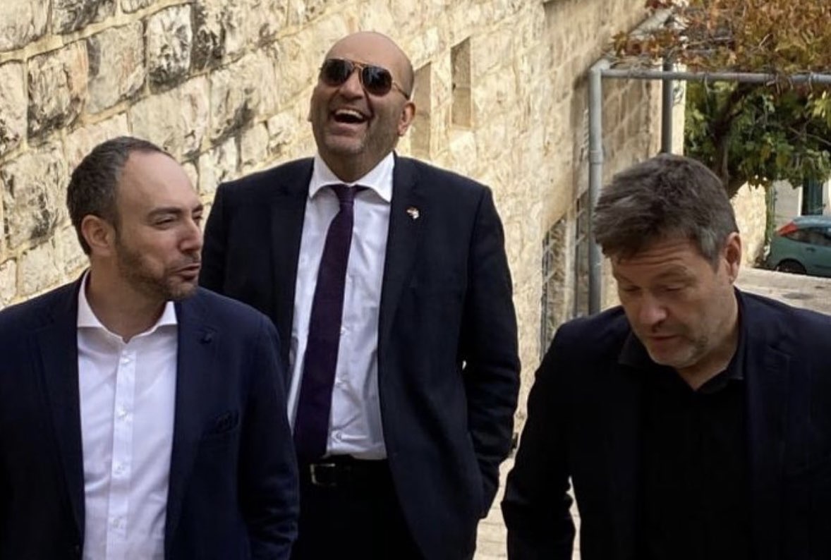 Omid Nouripour (@nouripour) on Twitter photo Lieber <a href="/roberthabeck/">Robert Habeck</a>, danke für alles, was du in schwierigen Zeiten für unser Land geleistet & für unsere Partei erbracht hast. Danke für deine Freundschaft. Ein trauriger Anlass - dennoch war es mir eine Ehre, heute deine Mandatsniederlegung offiziell entgegenzunehmen. Lieber <a href="/roberthabeck/">Robert Habeck</a>, danke für alles, was du in schwierigen Zeiten für unser Land geleistet & für unsere Partei erbracht hast. Danke für deine Freundschaft. Ein trauriger Anlass - dennoch war es mir eine Ehre, heute deine Mandatsniederlegung offiziell entgegenzunehmen.